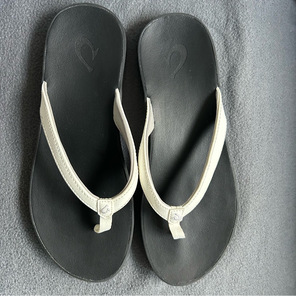 Olukai Puawe Women's Black and White Flip Flops